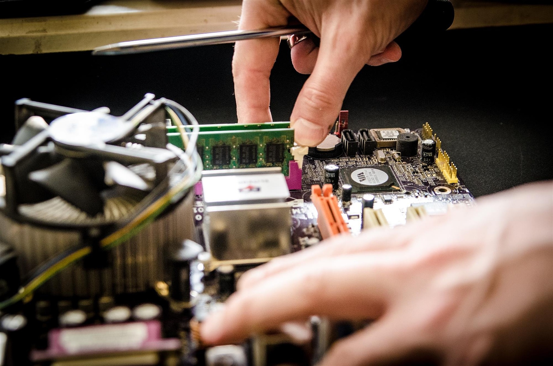Recognizing the Signs Your Computer Needs Professional Repair